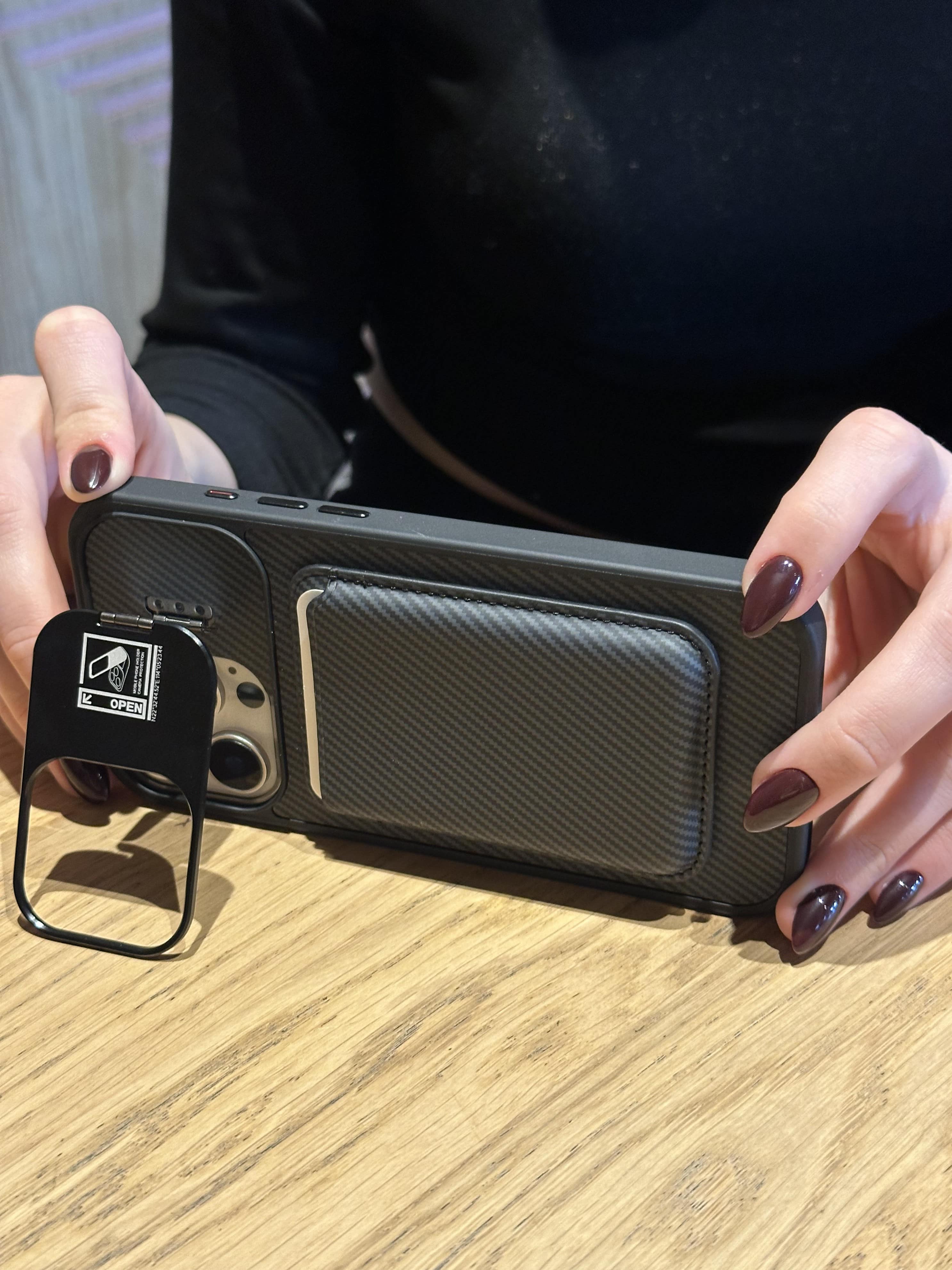 iPhone 16 Pro Max Uyumlu Kamera Çerçeve Standlı Siyah Karbon Deri Cüzdanlı Kılıf iPhone 16 Pro Max Uyumlu Kamera Çerçeve Standlı Siyah Karbon Deri Cüzdanlı Kılıf