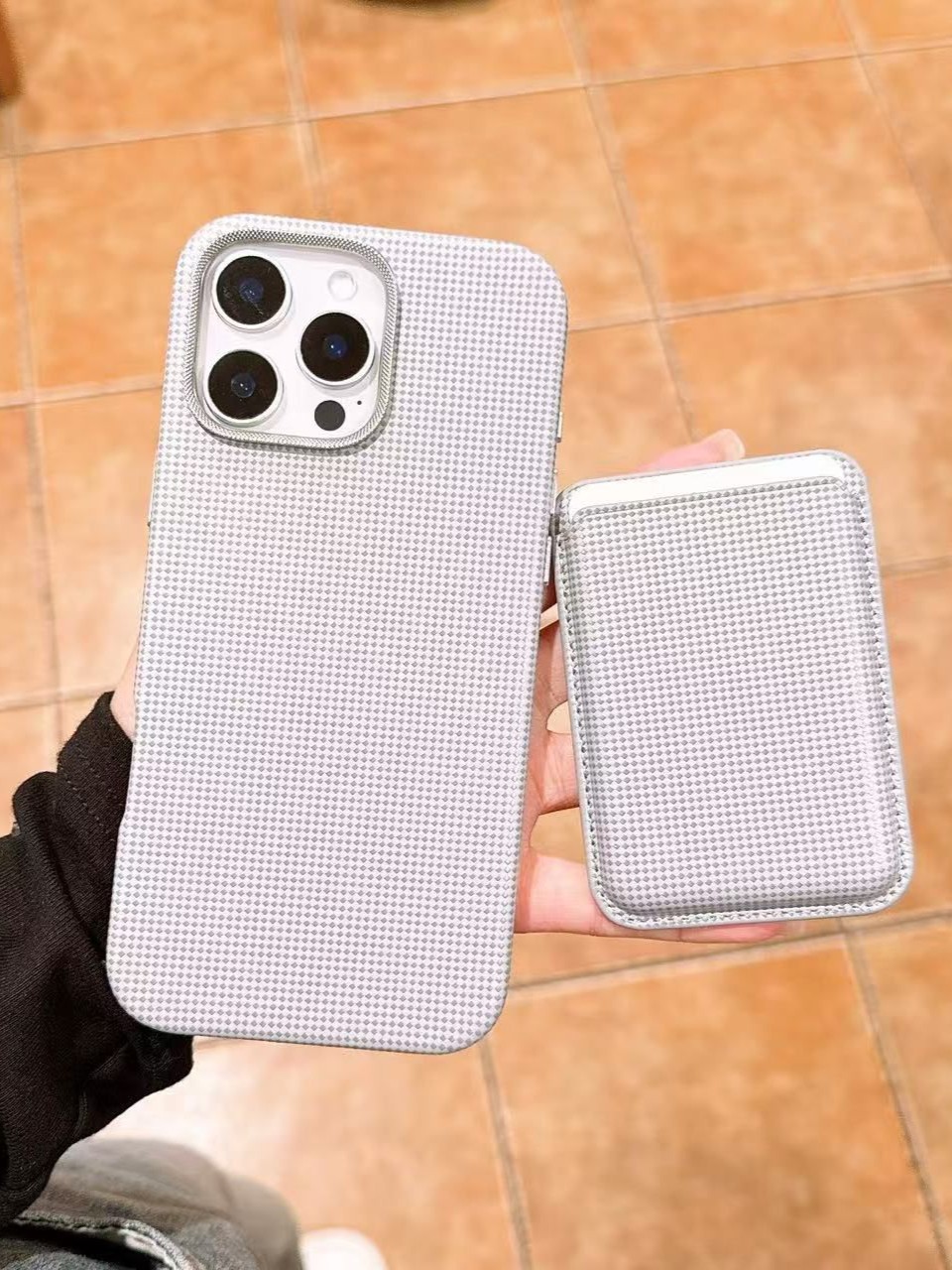 iPhone 16 Pro Max Uyumlu Lüks Desenli Gri Deri Cüzdanlı MagSafe Özellikli Kılıf iPhone 16 Pro Max Uyumlu Lüks Desenli Gri Deri Cüzdanlı MagSafe Özellikli Kılıf