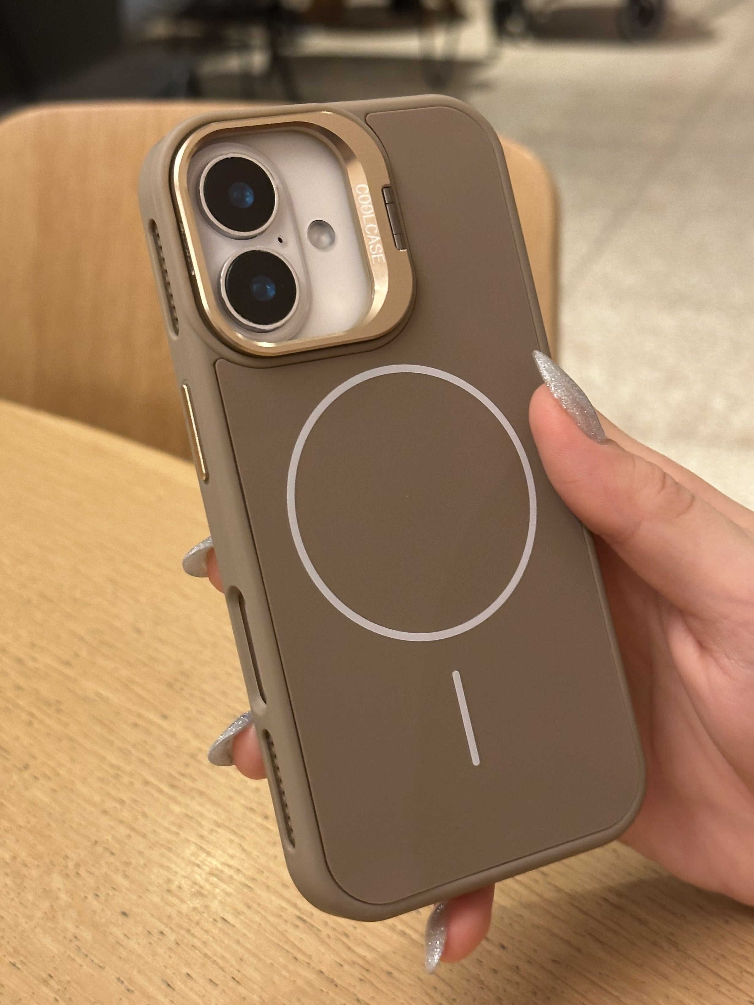 iPhone 16 Uyumlu İnce MagSafe Çizgili Metal Kamera Çerçeve Standlı Çöl Titanyum Kılıf iPhone 16 Uyumlu İnce MagSafe Çizgili Metal Kamera Çerçeve Standlı Çöl Titanyum Kılıf