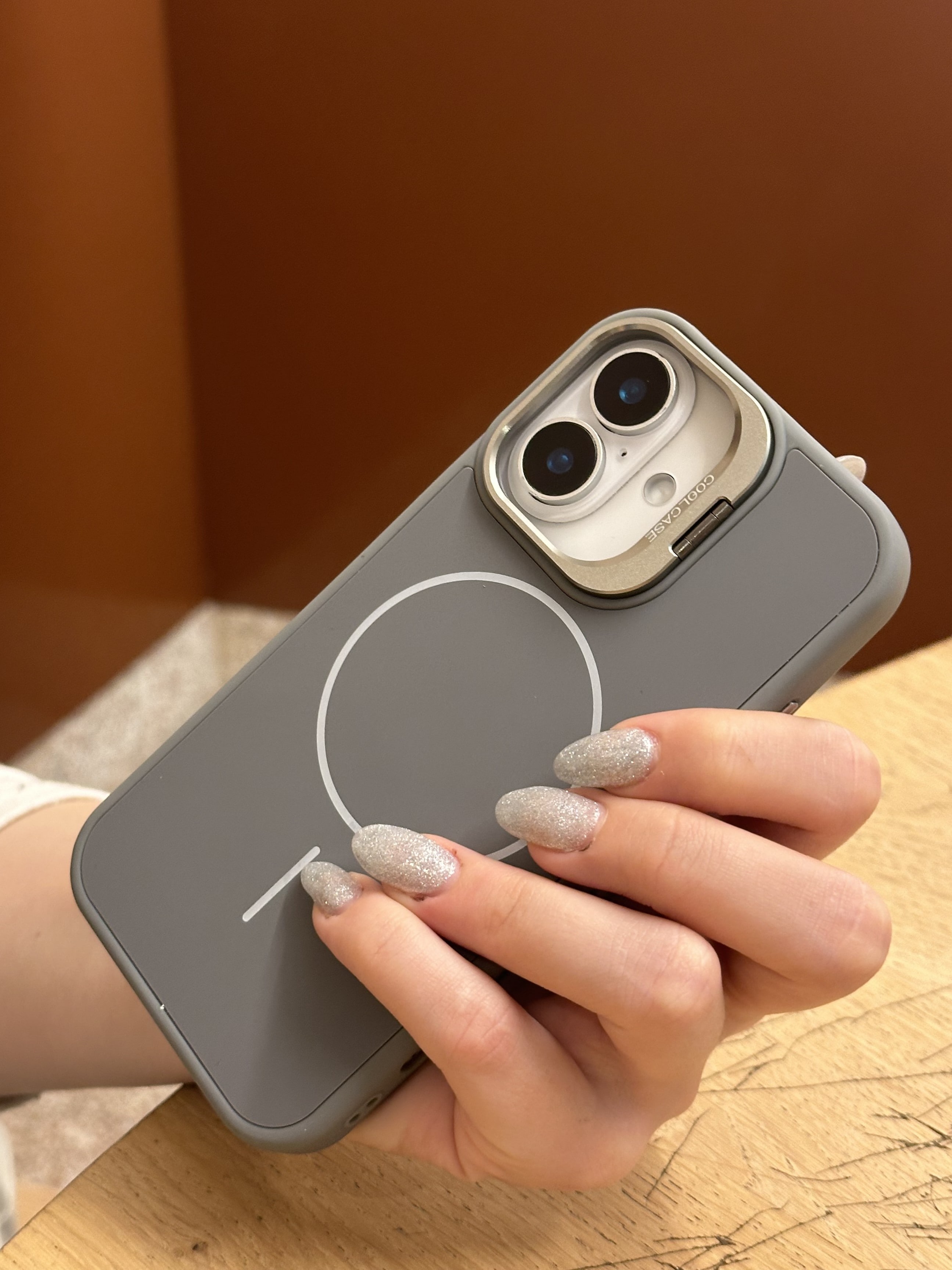 iPhone 16 Uyumlu İnce MagSafe Çizgili Metal Kamera Çerçeve Standlı Gri Kılıf iPhone 16 Uyumlu İnce MagSafe Çizgili Metal Kamera Çerçeve Standlı Gri Kılıf