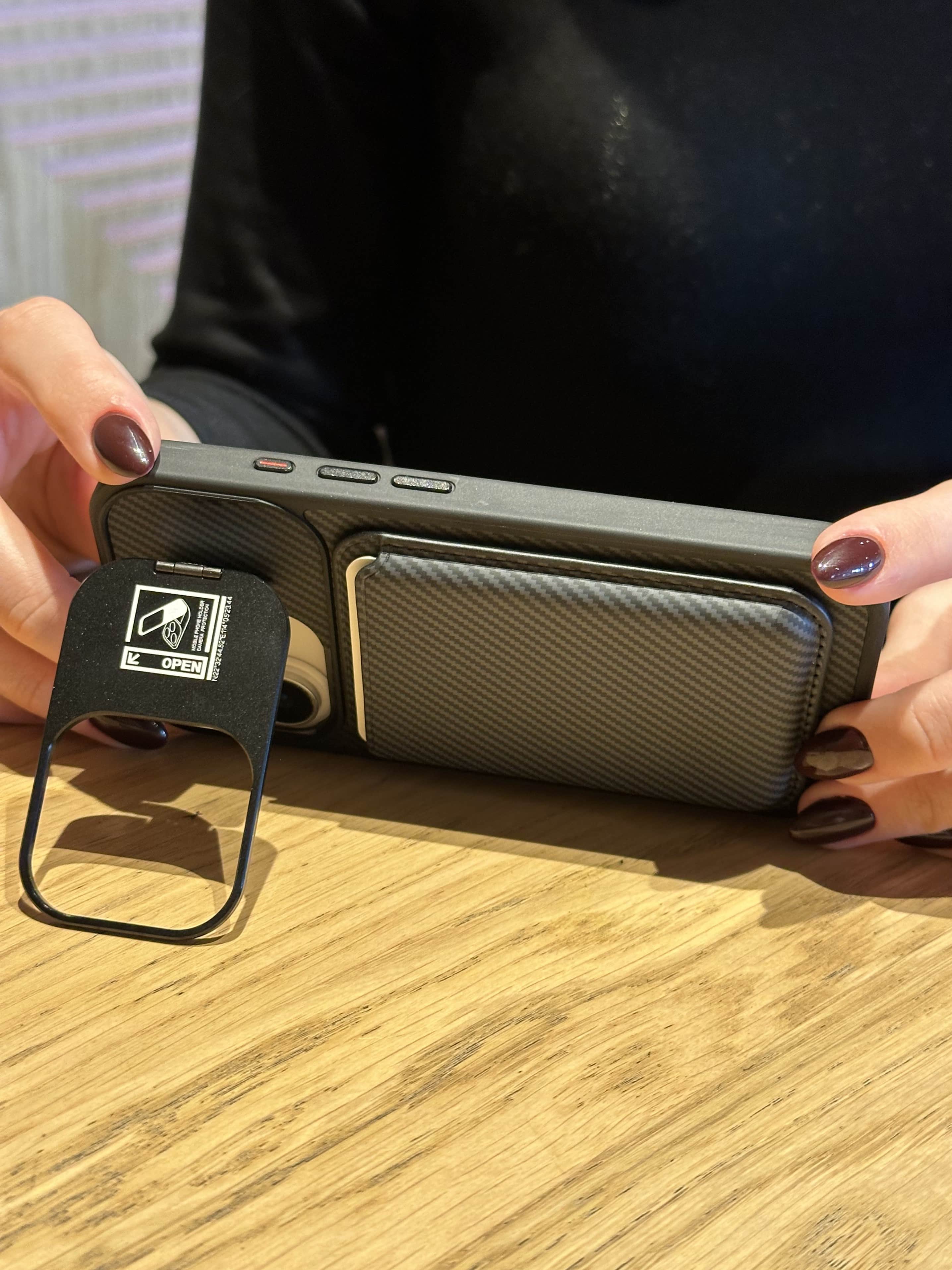 iPhone 16 Uyumlu Kamera Çerçeve Standlı Siyah Karbon Deri Cüzdanlı Kılıf iPhone 16 Uyumlu Kamera Çerçeve Standlı Siyah Karbon Deri Cüzdanlı Kılıf