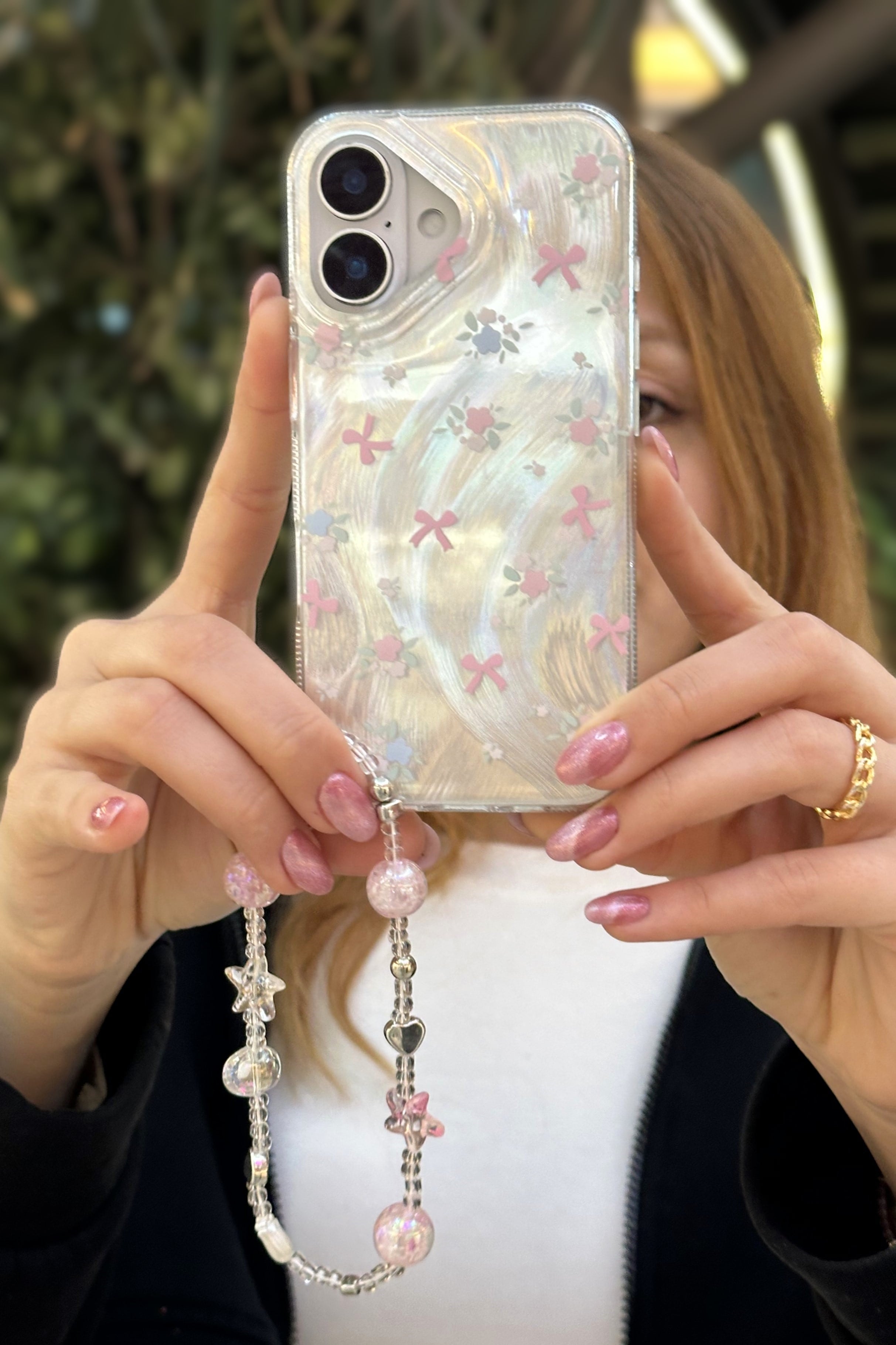 iPhone 16 Uyumlu Kurdeleli Çiçekli Desenli Boncuklu Bilek Askılı Charmlı Kılıf iPhone 16 Uyumlu Kurdeleli Çiçekli Desenli Boncuklu Bilek Askılı Charmlı Kılıf
