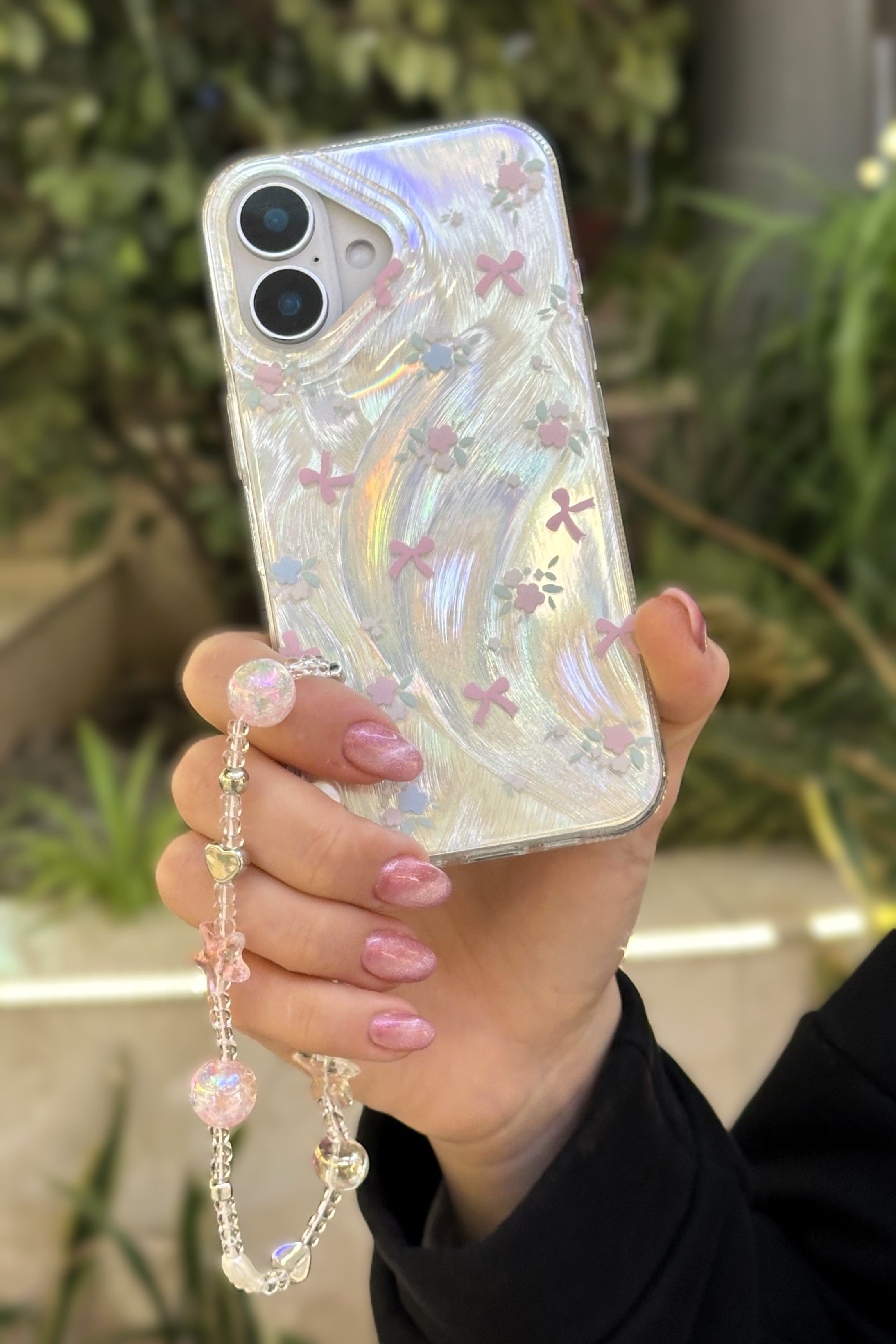 iPhone 16 Uyumlu Kurdeleli Çiçekli Desenli Boncuklu Bilek Askılı Charmlı Kılıf iPhone 16 Uyumlu Kurdeleli Çiçekli Desenli Boncuklu Bilek Askılı Charmlı Kılıf
