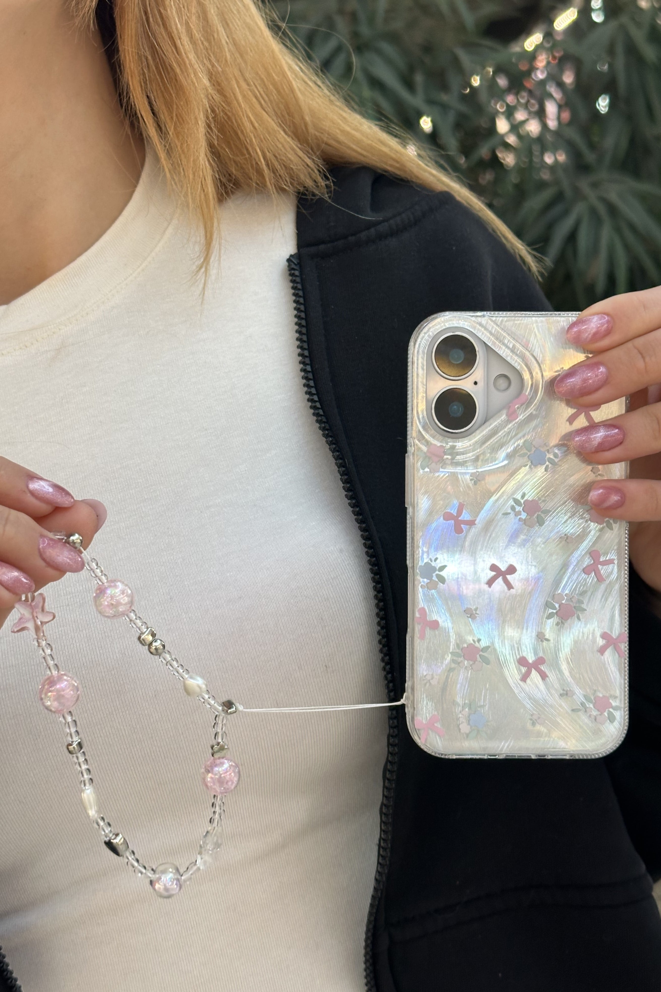 iPhone 16 Uyumlu Kurdeleli Çiçekli Desenli Boncuklu Bilek Askılı Charmlı Kılıf iPhone 16 Uyumlu Kurdeleli Çiçekli Desenli Boncuklu Bilek Askılı Charmlı Kılıf