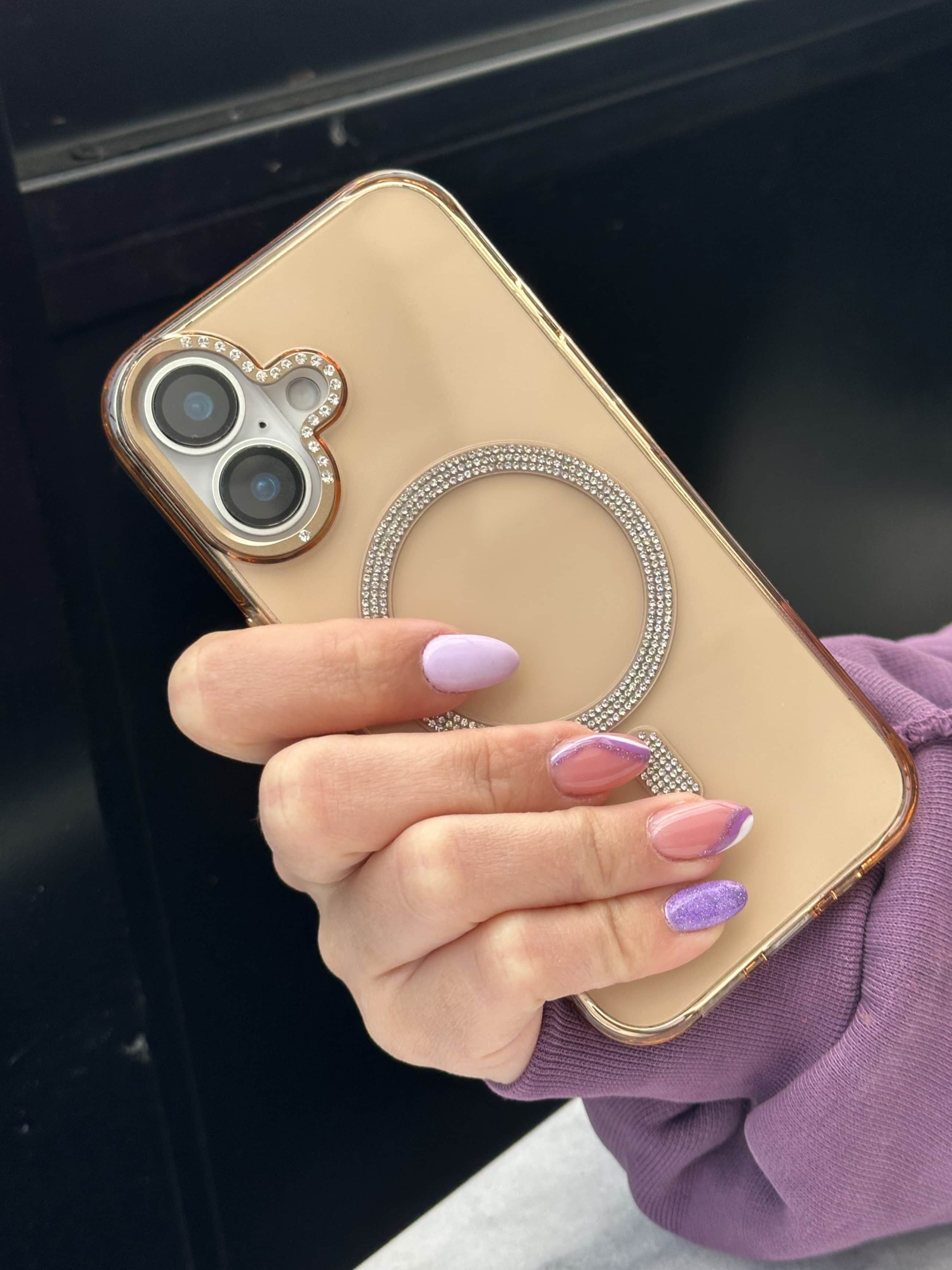 iPhone 16 Uyumlu Sararmaz Sert Mika MagSafe Pırlanta Taşlı Şeffaf Gold Kılıf iPhone 16 Uyumlu Sararmaz Sert Mika MagSafe Pırlanta Taşlı Şeffaf Gold Kılıf